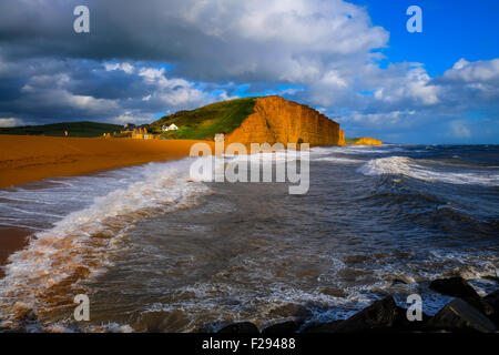 West Bay, Dorset, UK. 14. September 2015. Starkem Wind Böen bis zu 55 km/h und schwere Regenschauer Teig der Südwestküste in West Bay auf Dorset Jurassic Coast, wie das Met Office eine gelbe Wetter Warnung ausgibt. Bildnachweis: Tom Corban/Alamy Live-Nachrichten Stockfoto