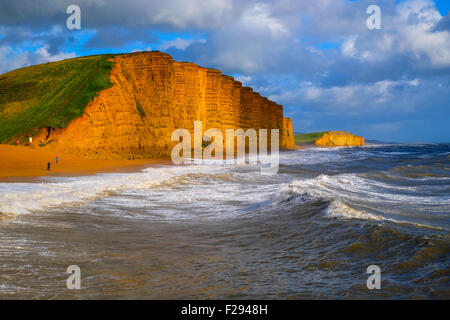 West Bay, Dorset, UK. 14. September 2015. Starkem Wind Böen bis zu 55 km/h und schwere Regenschauer Teig der Südwestküste in West Bay auf Dorset Jurassic Coast, wie das Met Office eine gelbe Wetter Warnung ausgibt. Bildnachweis: Tom Corban/Alamy Live-Nachrichten Stockfoto