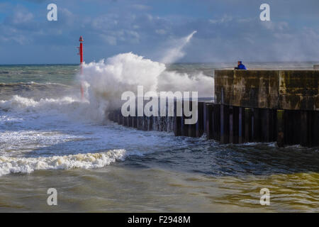 West Bay, Dorset, UK. 14. September 2015. Ein Fisher Mann sieht wie starkem Wind Böen bei bis zu 55 km/h und schwere Regenschauer batter der Südwestküste in West Bay auf Dorset Jurassic Coast. Bildnachweis: Tom Corban/Alamy Live-Nachrichten Stockfoto