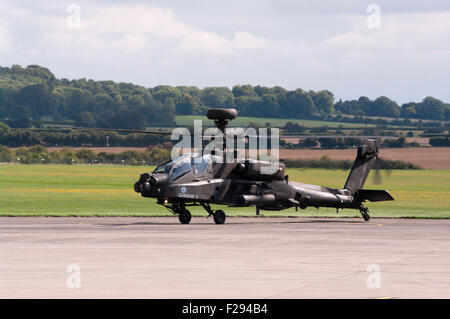 Seitenansicht des A britische Armee AH MK1 Apache Longbow Hubschrauber des Rollens auf Start-und Landebahn Stockfoto