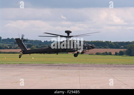 Seitenansicht des A britische Armee AH MK1 Apache Longbow Hubschrauber Taking Off Stockfoto