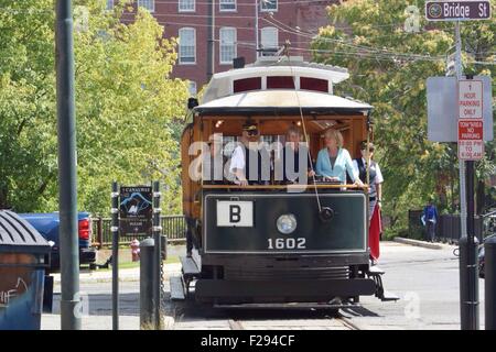 US Minister fuer dem inneren Sally Jewell nimmt eine historische Straßenbahn aus dem Nationalmuseum der Straßenbahn neben Rep Niki Tsongas während eines Besuchs 12. September 2015 in Lowell, Massachusetts. Stockfoto