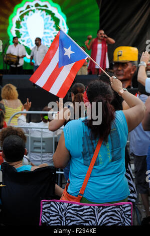 Puerto Ricans wehende Fahnen an den Fiesta Boricua (Puerto-Ricanischen Festival) im Stadtteil Humboldt Park Stockfoto