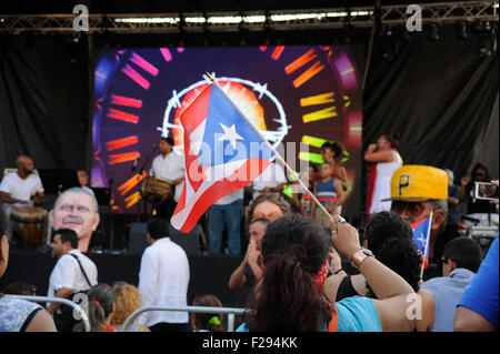 Puerto Ricans wehende Fahnen an den Fiesta Boricua (Puerto-Ricanischen Festival) im Stadtteil Humboldt Park Stockfoto