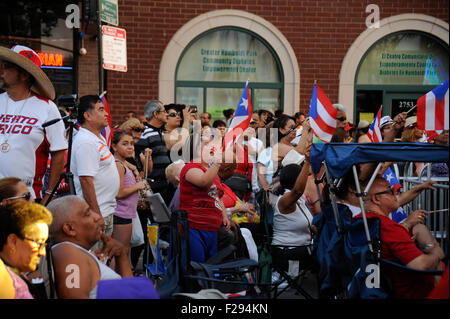 Puerto Ricans wehende Fahnen an den Fiesta Boricua (Puerto-Ricanischen Festival) im Stadtteil Humboldt Park Stockfoto