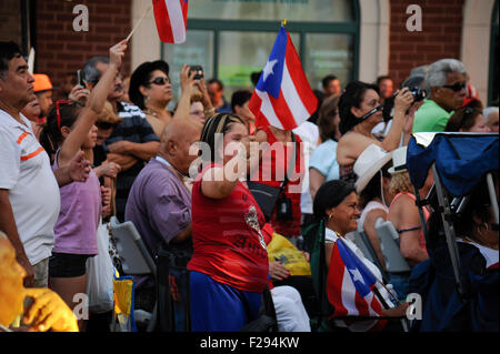 Puerto Ricans wehende Fahnen an den Fiesta Boricua (Puerto-Ricanischen Festival) im Stadtteil Humboldt Park Stockfoto