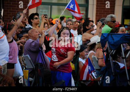 Puerto Ricans wehende Fahnen an den Fiesta Boricua (Puerto-Ricanischen Festival) im Stadtteil Humboldt Park Stockfoto