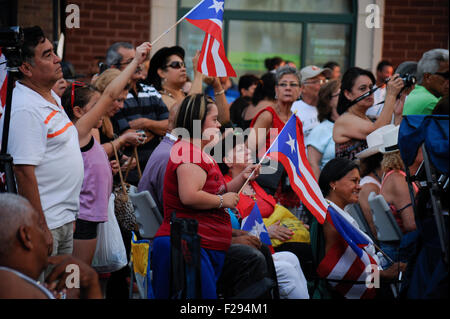 Puerto Ricans wehende Fahnen an den Fiesta Boricua (Puerto-Ricanischen Festival) im Stadtteil Humboldt Park Stockfoto