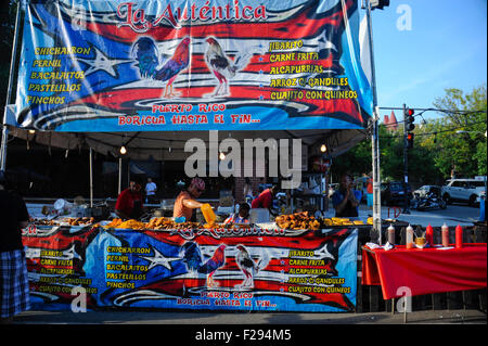 Speisen stehen auf der Fiesta Boricua im Stadtteil "Humboldt Park" Chicago, Illinois. (Puerto-Ricanischen Festival) Stockfoto