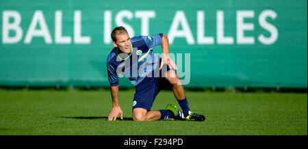 Wolfsburg, Deutschland. 14. Sep, 2015. Wolfsburgs Bas Dost in Aktion während einer Trainingseinheit der deutschen Fußball-Bundesliga-Fußball-Club VfL Wolfsburg in der Volkswagen Arena in Wolfsburg, Deutschland, 14. September 2015. VfL Wolfsburg triffst ZSKA Moskau in einem UEFA-Champions-League-Fußball-Match am 15. September. Foto: PETER STEFFEN/Dpa/Alamy Live News Stockfoto