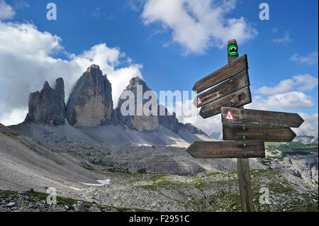 Wegweiser aus Holz vor der Tre Cime di Lavaredo / Drei Zinnen, Sextener Dolomiten / Sexten Dolomiten, Südtirol, Italien Stockfoto