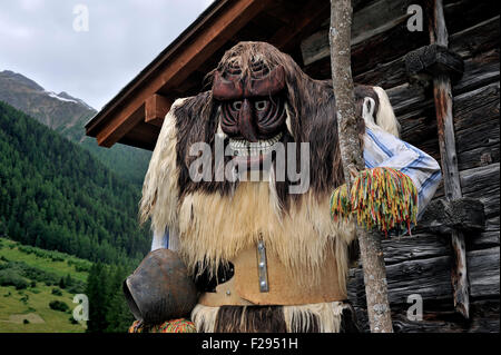 Tschäggätta, erschreckend Figur trägt Pelz, Holzmaske und Glocken, Lötschental, Wallis / Wallis, Schweizer Alpen, Schweiz Stockfoto