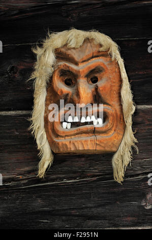 Tschäggätta, geschnitzte Holzmaske erschreckende Gestalt im Lötschental, Rhonetal, Wallis / Wallis, Schweizer Alpen, Schweiz Stockfoto