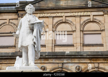 Eine Statue des Künstlers William Etty außerhalb der York Art Gallery in York, England. Stockfoto