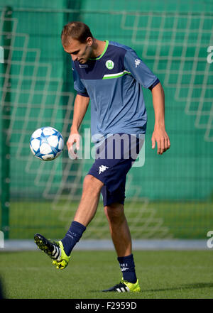 Wolfsburg, Deutschland. 14. Sep, 2015. Wolfsburgs Bas Dost in Aktion während einer Trainingseinheit der deutschen Fußball-Bundesliga-Fußball-Club VfL Wolfsburg in der Volkswagen Arena in Wolfsburg, Deutschland, 14. September 2015. VfL Wolfsburg triffst ZSKA Moskau in einem UEFA-Champions-League-Fußball-Match am 15. September. Foto: PETER STEFFEN/Dpa/Alamy Live News Stockfoto