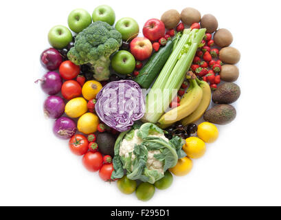 Obst und Gemüse in Form eines Herzens über einen weißen Hintergrund Stockfoto