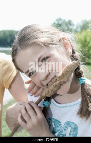 Nahaufnahme des Mädchens essen Wurst, Bayern, Deutschland Stockfoto