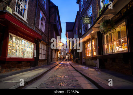 YORK, UK - 28. August 2015: Ein Blick auf das Chaos in York, am 28. August 2015.  Es ist eine der ältesten Straßen in York mit Stockfoto