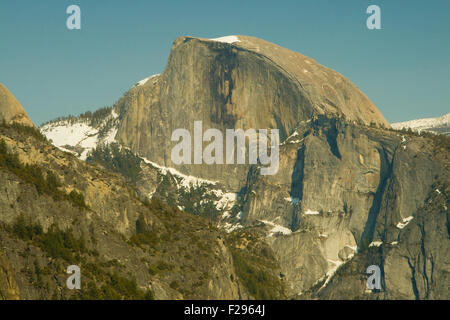 Felsformationen in ein Tal, Half Dome, Yosemite Tal, Yosemite-Nationalpark, Kalifornien, USA Stockfoto