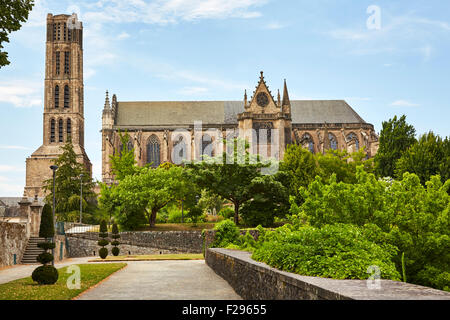 Blick auf die Kathedrale Saint-Etienne von den Gärten in Limoges, Haute-Vienne, Limousin, Frankreich. Stockfoto