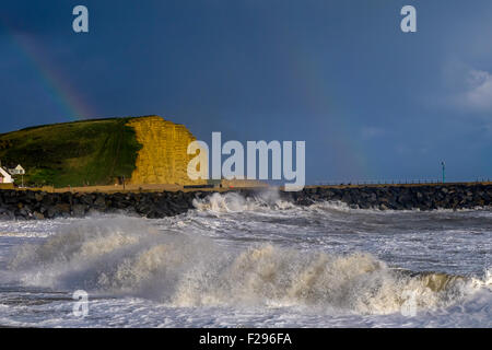 West Bay, Dorset, UK. 14. September 2015. Ein doppelter Regenbogen über West Bay East Cliff als starkem Wind Böen bei bis zu 55 km/h gesehen werden kann und schwere Regenschauer batter der Südwestküste in West Bay auf Dorset Jurassic Coast. Bildnachweis: Tom Corban/Alamy Live-Nachrichten Stockfoto