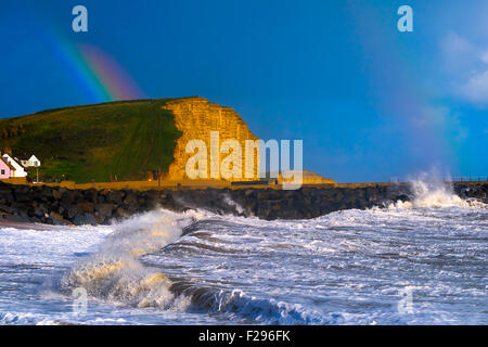 West Bay, Dorset, UK. 14. September 2015. Ein doppelter Regenbogen über West Bay East Cliff als starkem Wind Böen bei bis zu 55 km/h gesehen werden kann und schwere Regenschauer batter der Südwestküste in West Bay auf Dorset Jurassic Coast. Bildnachweis: Tom Corban/Alamy Live-Nachrichten Stockfoto