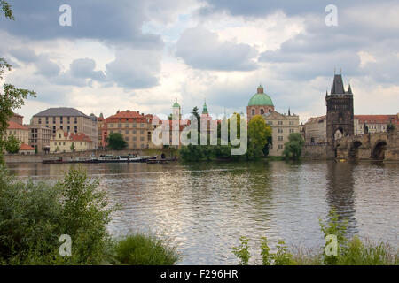 Prag Riverside, gesehen vom gegenüberliegenden Ufer in Prag, Tschechien. Stockfoto