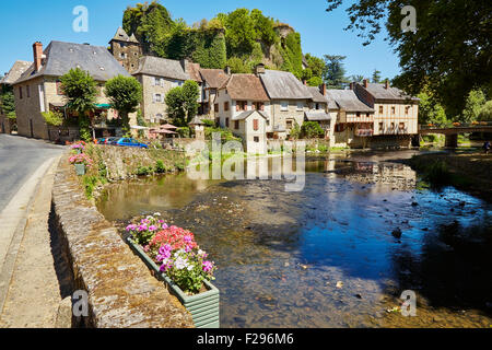 Gebäude im Dorf von Segur-le-Chateau, Limousin, Correze, Frankreich. Stockfoto