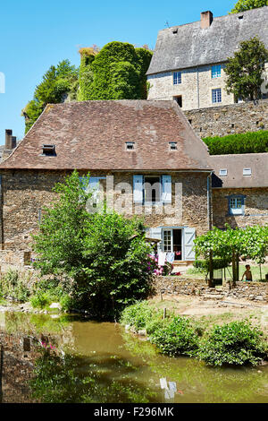 Gebäude im Dorf von Segur-le-Chateau, Limousin, Correze, Frankreich. Stockfoto