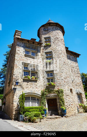 Gebäude im Dorf von Segur-le-Chateau, Limousin, Correze, Frankreich. Stockfoto