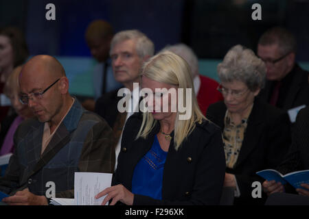 London, UK.14th September 2015. Designer Wayne Hemmingway sitzt mit TV-Moderatorin Anneka Reis als Freiwillige aus quer durch die Hauptstadt des Bürgermeisters Team London Awards in Stadt Hal Credit gefeiert werden: Keith Larby/Alamy Live News Stockfoto