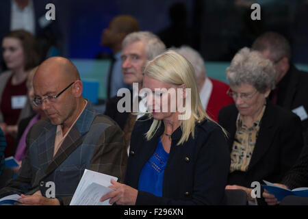 London, UK.14th September 2015. Designer Wayne Hemmingway sitzt mit TV-Moderatorin Anneka Reis als Freiwillige aus quer durch die Hauptstadt des Bürgermeisters Team London Awards in Stadt Hal Credit gefeiert werden: Keith Larby/Alamy Live News Stockfoto