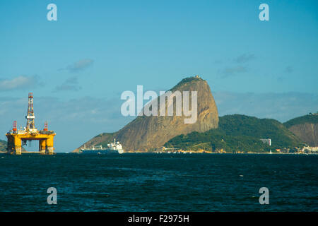 Zuckerhut und Oil Rig in Rio De Janeiro, Brasilien Stockfoto