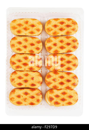 weiches Mandelgebäck in Kunststoffverpackungen, isoliert auf weiss Stockfoto