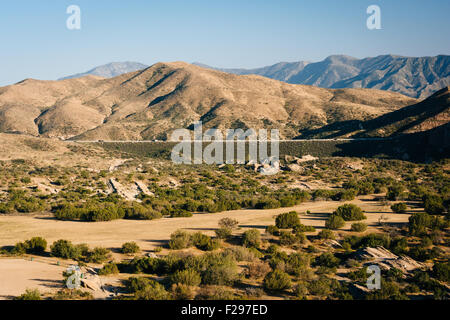 Blick auf ferne Berge von Vasquez Rocks County Park in Agua Dulce, California. Stockfoto