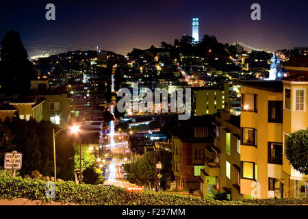 Malerische Aussicht auf den Coit Tower angesehen von Lombard Street in der Nacht, San Francisco, Kalifornien, Vereinigte Staaten von Amerika Stockfoto