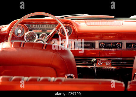 Innenraum Klassiker oder Oldtimer Autos mit rotem Lederinterieur und Armaturenbrett. Stockfoto