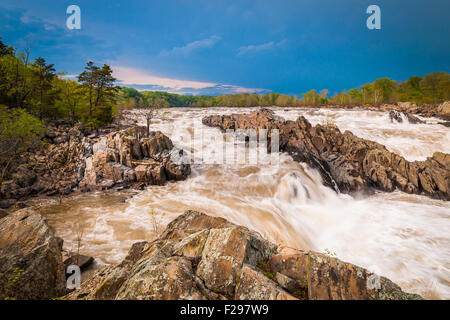 Stürmischer Frühlingstag in Great Falls Park, auf dem Potomac River, Virginia. Stockfoto