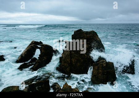 Felsen und Wellen im Pazifischen Ozean, gesehen von der 17 Mile Drive in Pebble Beach, Kalifornien. Stockfoto