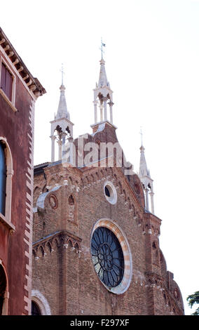 Blick auf die Basilica di Santa Maria Gloriosa dei Frari, Venedig Stockfoto