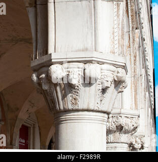 Spalten des Dodge Palace in Venedig Stockfoto