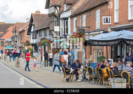 Menschen entspannen in Henley Street, Stratford-upon-Avon, Warwickshire, England, UK Stockfoto