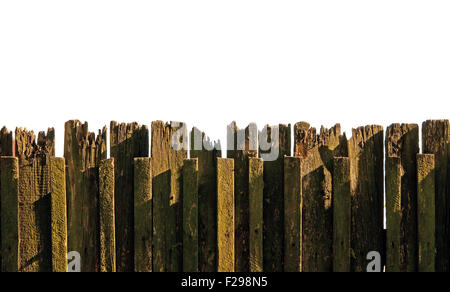 alten Holzzaun isoliert auf weiss Stockfoto