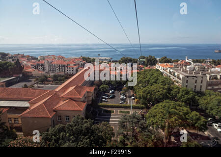 Ein Blick von einer Seilbahn in Funchal, Madeira und den Atlantischen Ozean Stockfoto