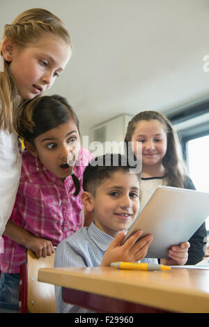 Schulkinder mit einem digitalen Tablet in einem Klassenzimmer, Munich, Bavaria, Germany, Stockfoto