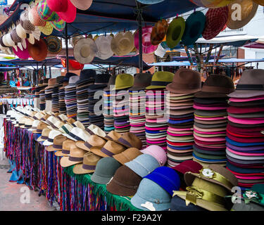Traditionelle Filz Hüte und Panamahüte zum Verkauf an Otavalos Markt in Ecuador Stockfoto
