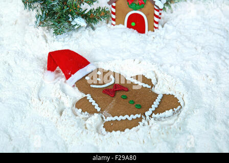 Weihnachten Lebkuchenmann, so dass einen Engel in weißem Mehl. Stockfoto