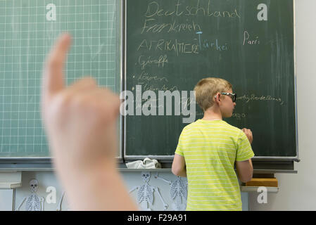 Deutsches Schulmädchen wird im Klassenzimmer gesichtsbehandelt Deutsches Schulmädchen wird im Klassenzimmer gesichtsbehandelt