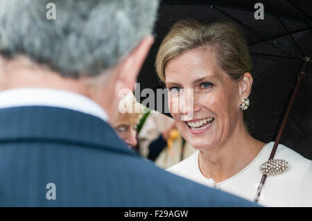 Hillsborough, Nordirland. 14 Sep 2015. Prince Edward, Earl of Wessex, spricht mit Gästen auf der jährlichen Hillsborough Garden Party. Bildnachweis: Stephen Barnes/Alamy Live-Nachrichten Stockfoto