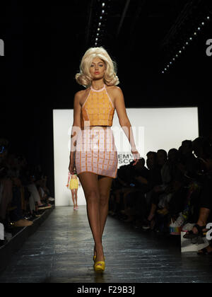 14. September 2015 - New York, NY, USA - Modell GIGI HADID geht die Start-und Landebahn während Jeremy Scott Show auf der New York Fashion Week. (Kredit-Bild: © über ZUMA Draht) Stockfoto